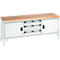 Werkbank met houten blad, witte deuren en laden. Metalen frame.