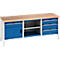 Werkbank met blauwe lades en een houten werkblad.