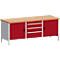 Werkbank met rode behuizing, houten werkblad, laden en kastdeuren. Witte frames en poten.