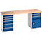 Werkbank met houten blad, blauwe lades en kast met zilveren handgrepen.
