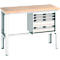 Werkbank met houten blad, wit metalen frame en lades. De lades hebben zwarte handgrepen.
