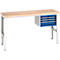 Werkbank met houten blad, wit frame en blauwe laden.