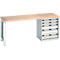 Werkbank met houten blad, lichtgrijs frame en lades. De werkbank is leeg.