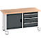 Werkbank mit Holzplatte, grauen Schubladen und Türen, auf Rollen.