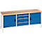 Blaue Werkbank mit Holzplatte, Schubladen und Schranktüren. Metallbeine, schwarze Griffe.