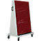 Mobiler, weiß-grauer Präsentationsständer mit roter, gelochter Tafel auf Rädern, Griff.
