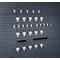 Grijze pegboard met diverse gereedschapshouders.