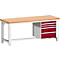 Werkbank mit heller Holzplatte, weißem Gestell und rotem Schubladenschrank.