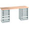 Werkbank met houten werkblad, twee ladekasten en metalen handgrepen.