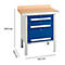 Blauwe werkplaatstafel met drie laden, houten blad en metalen poten. Afmetingen: 840 mm hoog, 700 mm breed, 750 mm diep.