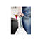 Person in Jeans trägt einen weißen Müllbeutel an einem grauen Zugband in der Hand.