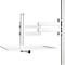 Support blanc brillant avec une étagère et une construction de bras extensible, fixée à un support vertical.