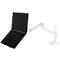 Ordinateur portable noir fixé à un bras de moniteur blanc sur fond blanc. Bras avec articulations, ordinateur incliné.