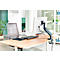 Un bureau dans un bureau avec un moniteur, un clavier, une souris et une chaise.
