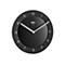 Schwarze Braun Wanduhr mit weißem Zifferblattdruck und silbernen Zeigern vor weißem Hintergrund.