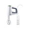 Weißer Braun MultiMix 5 Handmixer mit montierten Rührbesen und zwei daneben liegenden Knethaken vor weißem Hintergrund.