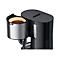 Braun Kaffeemaschine mit ausgeschwenktem Filterhalter, gefüllt mit Kaffeepulver vor weißem Hintergrund.