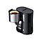 Schwarze Braun Kaffeemaschine mit ausgeschwenktem Filterhalter und Kaffeepulver, vor weißem Hintergrund.