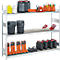 Een rek met arbeidsgereedschap: jerrycans, zaag, schoppen, emmers, laarzen, handschoenen.