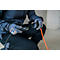 Une personne s'agenouille et connecte un câble d'alimentation à une prise. Gants clairs et vêtements de travail. Câble noir et rallonge orange.