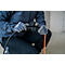 Personne agenouillée connectant un câble. Mains gantées tenant une prise et un câble orange.