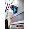 Witte caravan met twee ramen en wiel in rode cirkel.
