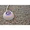 Wit, rond apparaat met blauw licht en zwart symbool op grijs tapijt.