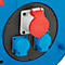 Gros plan d'un tambour bleu avec trois prises. Une prise rouge et blanche, deux prises bleues.