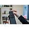 Mains tenant un objet noir et allongé qui est connecté à une autre partie.