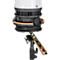 Lampe de travail portable, lumière blanche, boîtier noir avec éléments orange, monté sur trépied.