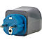 Grijze reisadapter met blauwe stekker. Twee ronde metalen pinnen steken uit het blauwe deel, waarop "SEV-FR" staat.