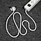 Weißes Kabel, das von einer Bodentankdose zu einer Mehrfachsteckdose führt. Der Teppich ist grau.