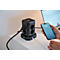Multiprise noire rechargeant smartphone et ordinateur portable. Une main branche un câble de chargement sur le téléphone.