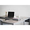 Bureau met laptop, koffiekopje, notitieboekjes en een vaas met bloemen.