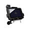 Ein schwarzes Tablet in einer Halterung. Auf dem Display ist ein Wolkensymbol zu sehen, es ist vor einem weißen Hintergrund abgebildet.