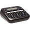 Schwarzer Brother P-touch Etikettendrucker mit QWERTZ-Tastatur und Display. Auf dem Display steht: DP-touch D210VP.