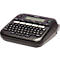 Schwarzes Brother P-touch Beschriftungsgerät mit Display, Tastatur und Beschriftung. Oben links: Ein-Aus-Taste, Display mit Schriftzug.