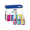 Drei Brother BT5000 Tintenflaschen in Magenta, Cyan und Gelb vor der zugehörigen Produktverpackung.