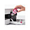 Eine Hand füllt magenta Tinte in einen Drucker. Die Flasche ist mit BT5000M beschriftet.