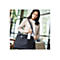Eine Frau in hellbraunem Cardigan entnimmt einem schwarzen Messenger Bag ein Gerät. Im Hintergrund ist eine helle Büroumgebung zu sehen.