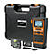 Zwarte koffer, labelprinter en accessoires. De printer is oranje en zwart met een display en toetsenbord. 'P-touch' is zichtbaar op de koffer.