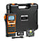 Een oranje en zwarte labelprinter met accessoires zoals een batterij en tape. "P-Touch" staat op de zwarte doos.