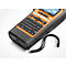 Close-up van een zwarte en oranje Brother P-touch labelprinter. Klein toetsenbord, display en handriem zijn zichtbaar.