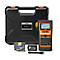 Zwarte en oranje labelprinter en accessoires. Printer met display, toetsenbord en de woorden "P-touch". Met koffer, labelrol, batterij en kabels.