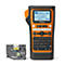 Labelprinter met gele tape cassette. Het apparaat is oranje en zwart, met toetsenbord en display.
