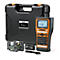 Zwart-oranje Brother P-touch labelmaker met accessoires, waaronder een draagtas en etikettapes.
