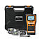 Een zwarte P-touch labelprinter met accessoires, inclusief labels, batterij en koffer, op een witte achtergrond.