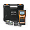 Labelprinter met display, toetsenbord en twee labelcassettes. De printer is oranje-zwart, de cassettes zijn grijs.