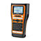 Oranje en zwarte labelprinter met display en toetsenbord. Op het display staat "PT-E560BT".