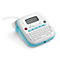 Witte en lichtblauwe labelprinter, display toont tekst, toetsenbord en knoppen.